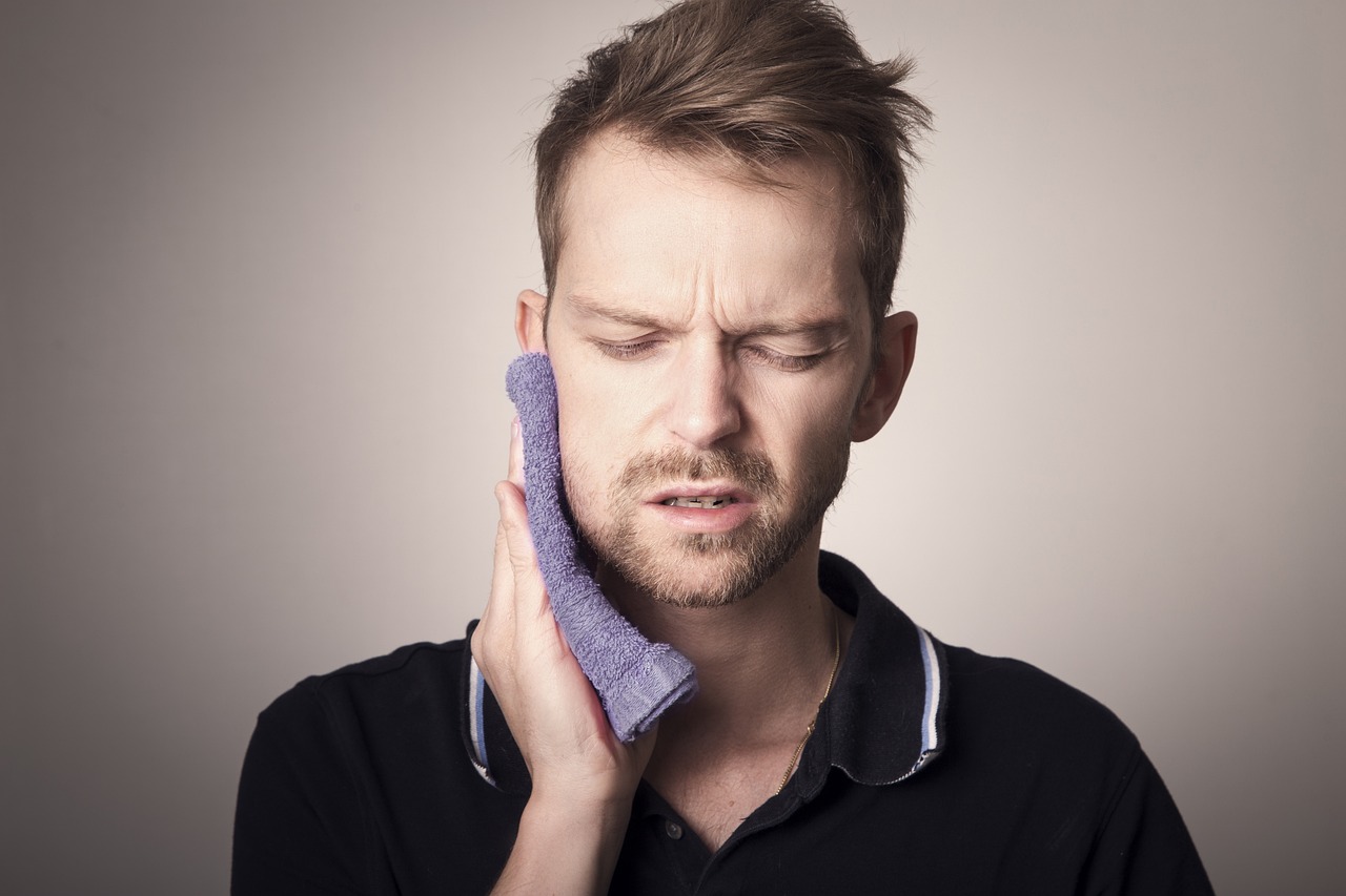 歯茎が強く腫れ、激しい痛みがある場合（急性炎症）